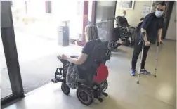  ?? Ángel de Castro ?? Una mujer afectada de ELA en silla de ruedas.