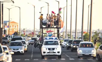  ??  ?? El recorrido de las bailarinas por las playas se realizó a bordo de un carro de batucada.