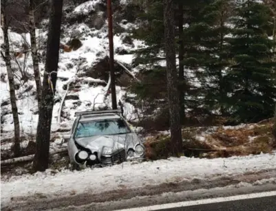  ?? FOTO: HELGE REBER ?? Denne bilen kjørte utfor på Mykland i Iveland mandag morgen. Glatte veier og snø skapte problemer på veiene i landsdelen gjennom dagen.