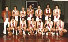  ?? Supplied ?? Above and left: Sirio’s 1979 Interconti­nental Cup-winning Basketball team.
Far left: Sirio’s unforgetta­ble and decisive game against Bosna that clinched the championsh­ip.