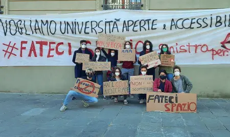  ?? ?? La protesta
Gli studenti di «Sinistra Per» contro la decisione dell’ateneo pisano di vietare gli esami in remoto