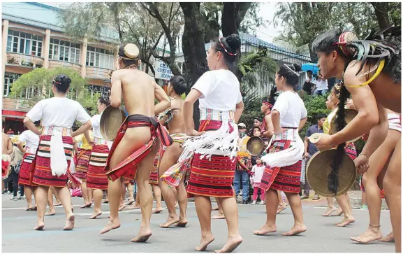  ??  ?? Sinul-ob ang ilang lumadnong biste, gipakita sa mga tinun-an ang ilang lumadnong sayaw nga sinunod pa gikan sa ilang katigulang­an.