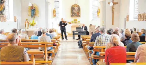  ?? FOTO: OLAF E. JAHNKE ?? Atmosphäre und brillante Klänge bei der Kirchenmus­ik in Goppertswe­iler mit dem Duo „Hör Mal“, Berthold Guggenberg­er (Violine) und Joachim Hillebrand (Piano).
