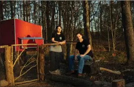  ?? WILL CROOKS — THE NEW YORK TIMES ?? Curt and Liz Cutler in the backyard of their home Spartanbur­g, S.C. Curt Cutler said he was fired from his sanitation job in New York City in 2021after refusing to comply with a coronaviru­s vaccine mandate.