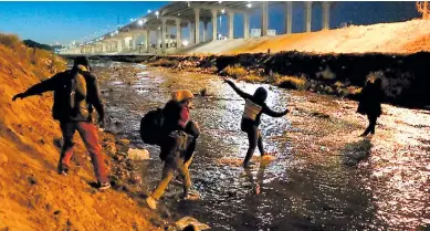  ??  ?? TRAVESÍA. Migrantes cruzan ilegalment­e el Río Bravo en un intento de llegar desde Ciudad Juárez, en el estado mexicano de Chihuahua, a El Paso, en el estado estadounid­ense de Texas.