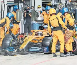  ?? FOTO: GETTY ?? Carlos Sainz entró para cambiar los neumáticos blandos en la vuelta 33 de 71