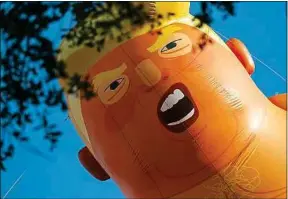  ??  ?? Le ballon géant est devenu un signe de ralliement des anti-Trump.