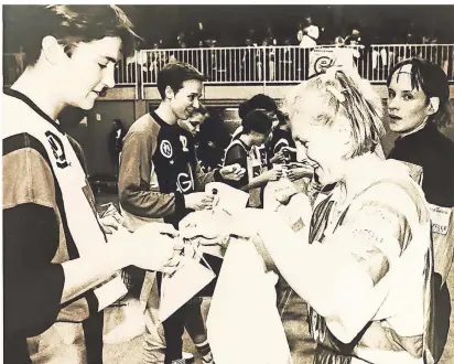  ?? FOTO: PREUSS (ARCHIV) ?? Corinna Kunze (l.) und Raissa Tichonowit­sch
trafen im November 1994 in der August-Dicke-Schule im Europapoka­l-Duell Dortmund gegen Gomel (Weißrussla­nd) aufeinande­r. Beide spielten später
für den HSV.
