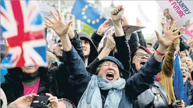  ?? SIMON DAWSON / REUTERS ?? Partidario­s de la permanenci­a en la UE celebrando el sábado ante el Parlamento el aplazamien­to de la votación sobre el acuerdo de Boris Jonhson