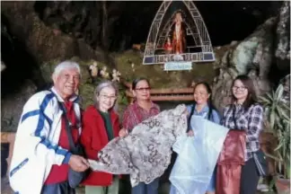  ?? Contribute­d photo ?? NEW CLOTHES. Brenda Leyson and her daughter presents a new set of attire for Mama Mary to SBM executive officer Nars and Sol Padilla and FBSECA president Edita Ibarra for the forthcomin­g 31st anniversar­y celebratio­n of the shrine on October 6. Leyson...