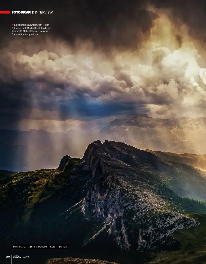  ??  ?? Ein schweres Gewitter zieht in den Dolomiten auf. Martin Steeb harrte auf über 2500 Meter Höhe aus, um das Spektakel zu fotografie­ren.