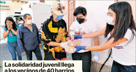  ?? Vicente Costales / el Comercio ?? • Katerine Venegas y Juan Carlos Rojas reparten alimentos en San Blas. Son parte de Minka.