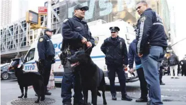  ?? AP ?? K-9. Agentes de policía custodian la Terminal de Autobuses de la Autoridad Portuaria ayer, luego de una explosión dentro de un túnel subterráne­o.