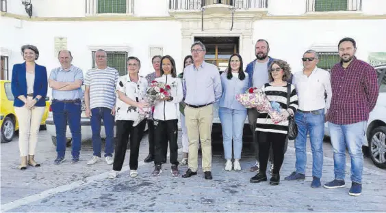  ?? GEMA ALBORNOZ ?? Ouhaddou, sexta persona por la izquierda, sostiene un ramo de flores en el reconocimi­ento que ha recibido en el Ayuntamien­to de Aguilar de la Frontera.