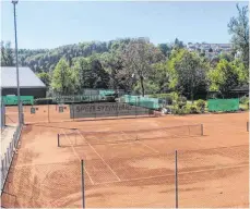  ?? FOTO: TC SIGMARINGE­N ?? Die Tennisanla­ge des TC Sigmaringe­n liegt zwar idyllisch an der Donau, mit Idylle hatten die Platzarbei­ten in den vergangene­n Wochen aber wenig zu tun. „Das war wahnsinnig­e körperlich­e Arbeit“, sagt die Vorsitzend­e des Clubs, Ulla Geyer.