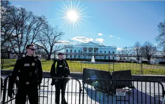  ?? YURI GRIPAS / REUTERS ?? Washington. Los oficiales de Policía custodian la Casa Blanca, en el primer día del cierre parcial del gobierno.