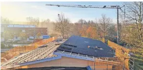  ?? FOTO: HÄDICKE ?? Am Standort Brüggen der Gesamtschu­le Brüggen wird zurzeit ein Flachdach saniert. Die Arbeiten dauern voraussich­tlich noch bis Anfang 2021.