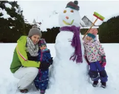  ??  ?? Theresa und Sarah haben mit ihrer Mama einen Riesen-Schneemann gebaut. Weil es so bitterkalt ist, bekam er noch eine Mütze und einen Schal.