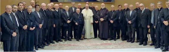  ?? (Ap) ?? In Vaticano
I 34 vescovi della Conferenza episcopale cilena giovedì in Vaticano con papa Francesco. Ieri si sono dimessi in blocco