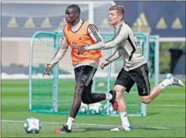  ??  ?? Mendy, perseguido por Kroos, en el entrenamie­nto de ayer.