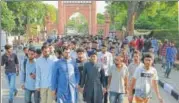  ?? MAHIPAL SINGH / HT ?? ▪ A delegation representi­ng AMU’s Kashmiri students met the varsity registrar on Monday.