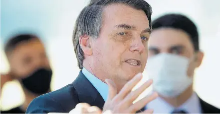  ?? JOÉDSON ALVES / EFE ?? Crise. Bolsonaro fala com apoiadores na porta do Alvorada; presidente criticou grupos que se autointitu­lam antifascis­tas