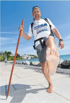  ?? FOTO: STEFAN SAUER / DPA ?? Aldo Berti will seine rund 2100 Kilometer lange Barfuß-Wanderung am Sonntag beenden und damit den aktuell gültigen Barfußlauf-Rekord aus dem Jahr 2016 brechen.