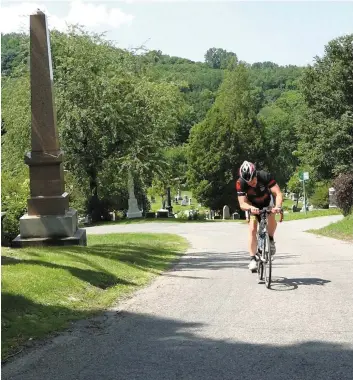  ?? PHOTO LE JOURNAL ?? Le Cimetière Mont-Royal a décidé d’interdire l’accès de son territoire aux cyclistes, affirmant que certains d’entre eux ne respectent pas la tranquilli­té des lieux.