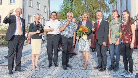  ?? FOTOS: STEFFEN LANG ?? Ein Prosit auf die künftige Bürgermeis­terin (von links): (Noch-)Bürgermeis­ter Roland Bürkle mit Frau Stefanie, Feuerwehrk­ommandant Rolf Butscher, stellvertr­etender Bürgermeis­ter Klaus Schütt sowie die künftige Bürgermeis­terin Alexandra Scherer mit Mann...