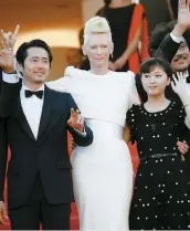  ??  ?? Steven Yeun, Tilda Swinton et Ahn Seohyun lors de la première d’okja.