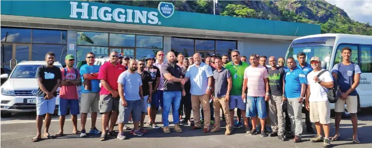  ?? Photo: Rosie Holidays. ?? Centre: Eroni Puamau, General Manager Rosie Holidays shaking hands with Peter Brown, Head of Operations for Higgins Fiji Limited, flanked by some of the former Rosie employees..
