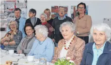  ?? FOTO: ?? Künstler der Kreativwer­kstatt Rosenharz (Stiftung Liebenau) stellen sich in St. Antonius vor. Bis September können ihre Bilder in der Wohnanlage „Leben am See“bewundert und bestaunt werden