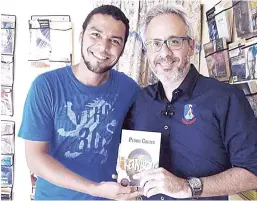  ??  ?? RECIBE APOYO DE AUTOR DE LIBRO Freddy Toros ha recibido apoyo de varios escritores, como el puertorriq­ueño Pedro Cabiya, autor del libro “Reinbou”.