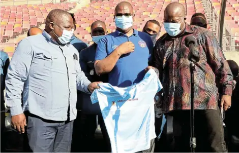  ?? Picture: FREDLIN ADRIAAN ?? IMPORTANT VISITOR: Eastern Cape Premier Oscar Mabuyane receives a Chippa United jersey from club boss Siviwe Mpengesi, left, and Nelson Mandela Bay mayor Nqaba Bhanga, right, ahead of their historic Nedbank Cup final match against TTM on Saturday