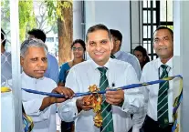  ??  ?? St. Benedict’s College Kotahena Principal Rev. Bro. Director Ernest Thasisius and HNB Chief Strategy Officer Rajive Dissanayak­e opening the new student savings unit. HNB Colombo Region-regional Business Head Saumya Aryasinha and HNB Colombo Region- Regional Credit Head Neil Rasiahare also in the picture
