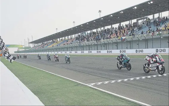  ?? FOTO: GETTY ?? Albert Arenas cruzó primero la línea de meta del Gran Premio de Qatar de Moto3. El gerundense firmó su cuarto triunfo y se pone por primera vez en su carrera como líder del Mundial