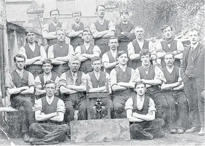  ??  ?? Workers of Porth yr Aur Ironworks, 1914 from Caernarfon archives