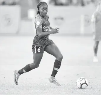  ?? WILF THORNE/ISI PHOTOS ?? The Pride’s Chioma Ubogagu, center, controls the ball as she dribbles past the Dash’s Clare Polkinghor­ne, left, earlier this season in Houston.