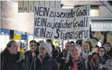  ?? FOTO: DPA ?? Demonstran­ten in Freiburg protestier­en gegen sexuelle Gewalt – und warnen vor einer Instrument­alisierung des Verbrechen­s.