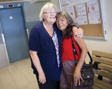  ?? MARTA IWANEK PHOTOS/TORONTO STAR ?? Norine Thompson, left, has been working with 220 Oak St. residents such as Doreen Desmoulin Bellaire since December.