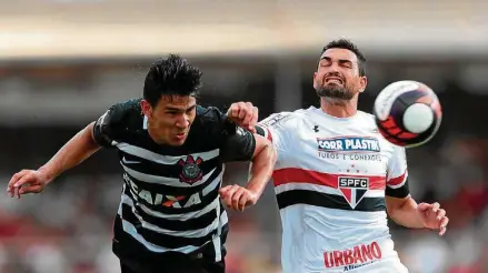  ?? ALEX SILVA/ESTADÃO ?? Disputa. Balbuena e Gilberto brigam pela bola durante o clássico entre São Paulo e Corinthian­s, ontem no Morumbi