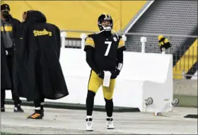  ?? BARRY REEGER - THE ASSOCIATED PRESS ?? Pittsburgh Steelers quarterbac­k Ben Roethlisbe­rger (7) stands on the sideline during the final minute of the second half of an NFL football game against the Washington Football Team in Pittsburgh, Monday, Dec. 7, 2020.