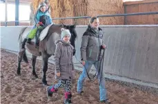  ??  ?? So bereitet das Reiten den Kindern Freude.