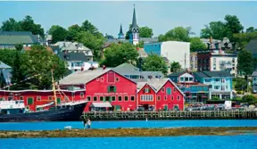  ??  ?? Le charmant port de Lunenburg, habité jusqu’au XVIIIe siècle par les Acadiens, est classé au patrimoine mondial de l’Unesco.