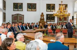  ?? Fotos: Benedikt Siegert ?? Die Schule der Dorf und Landentwic­klung (SDL) in Thierhaupt­en feiert Jubiläum. Der Festakt fand im Kapitelsaa­l des ehemaligen Klosters statt (linkes Bild). SDL Geschäftsf­ührerin Gerlinde Augustin begrüßte (von links) Thierhaupt­ens Bürgermeis­ter Toni...