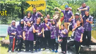  ??  ?? PENGALAMAN BAHARU: Para pelajar mengambil kesempatan melawat Taman Buaya Miri.