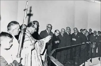  ?? ARCHIVO / UPC ?? El sacerdote Josep Bach bendice las instalacio­nes el día 11 de junio de 1962