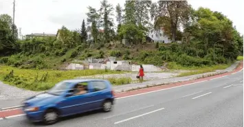  ?? Foto: Julian Leitenstor­fer ?? Noch liegt das Grundstück an der Katharinen­straße brach. Der Bauträger muss aber erst noch einmal nachbesser­n, bevor er los legen kann.