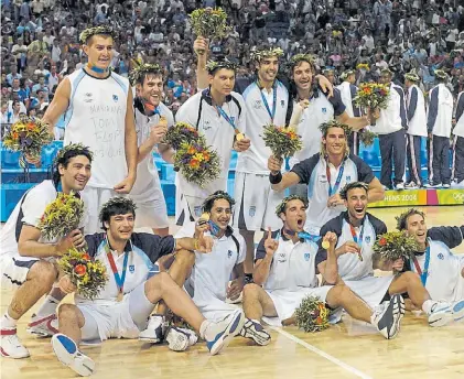  ?? RICARDO GONZÁLEZ ?? Gloria eterna. El selecciona­do argentino, en el festejo por el oro olímpico en Atenas 2004.