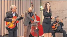  ?? FOTO: WINFRIED RIMMELE ?? Das Jazz-Quartett mit Lorenzo Petrocca, Jens Loh und Bobby Falta (von links) und Jazz-Sängerin Dotschy Reinhardt (vorne) boten in Schwandorf ein Konzert der Extraklass­e.